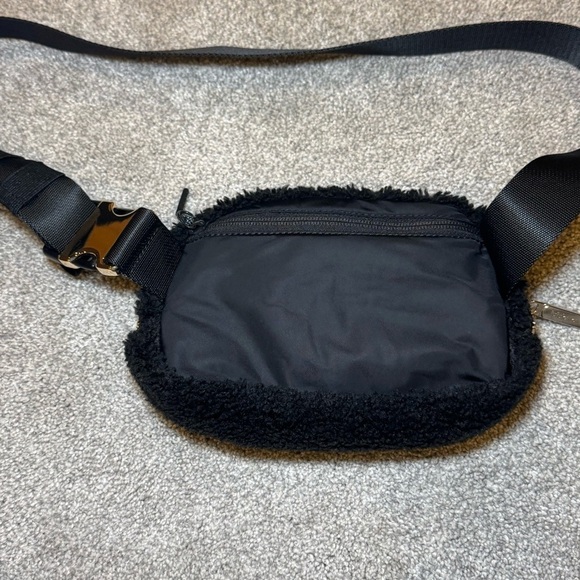 Lululemon Everywhere Belt Bag Black Fleece with Gold Hardware 1L EUC - Picture 7 of 13